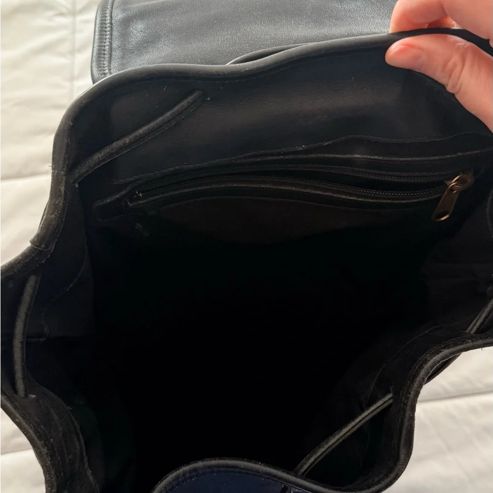 Vintage Coach Black Leather Drawstring Backpack Flap Buckle Gold Hardware 90s C6 - Picture 6 of 6